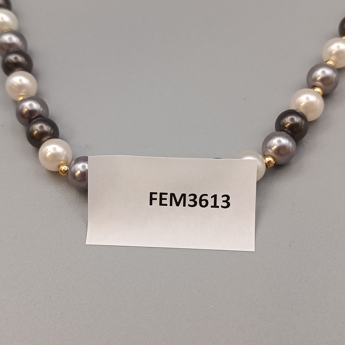 Elegante Perlenkette –  Design in Weiß, Grau und Schwarz