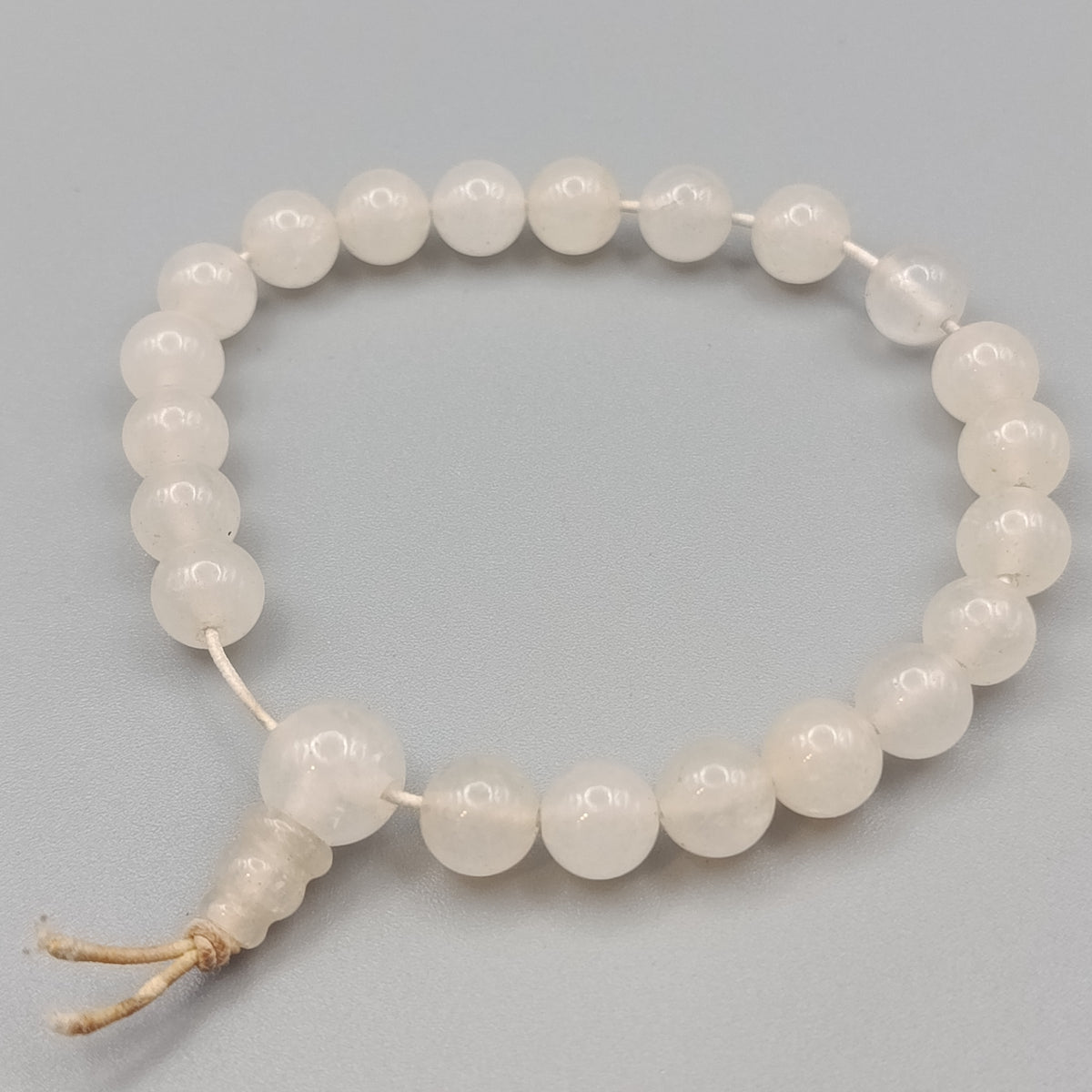 Perlenarmband aus hellem Stein – Klassischer Schmuck