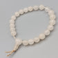 Perlenarmband aus hellem Stein – Klassischer Schmuck