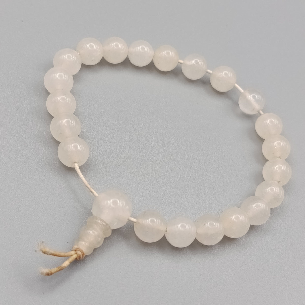 Perlenarmband aus hellem Stein – Klassischer Schmuck