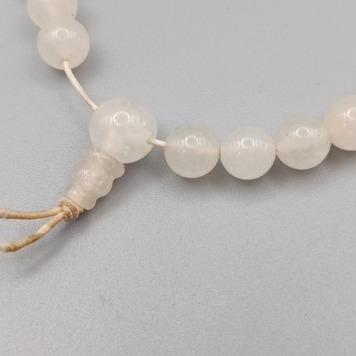 Perlenarmband aus hellem Stein – Klassischer Schmuck