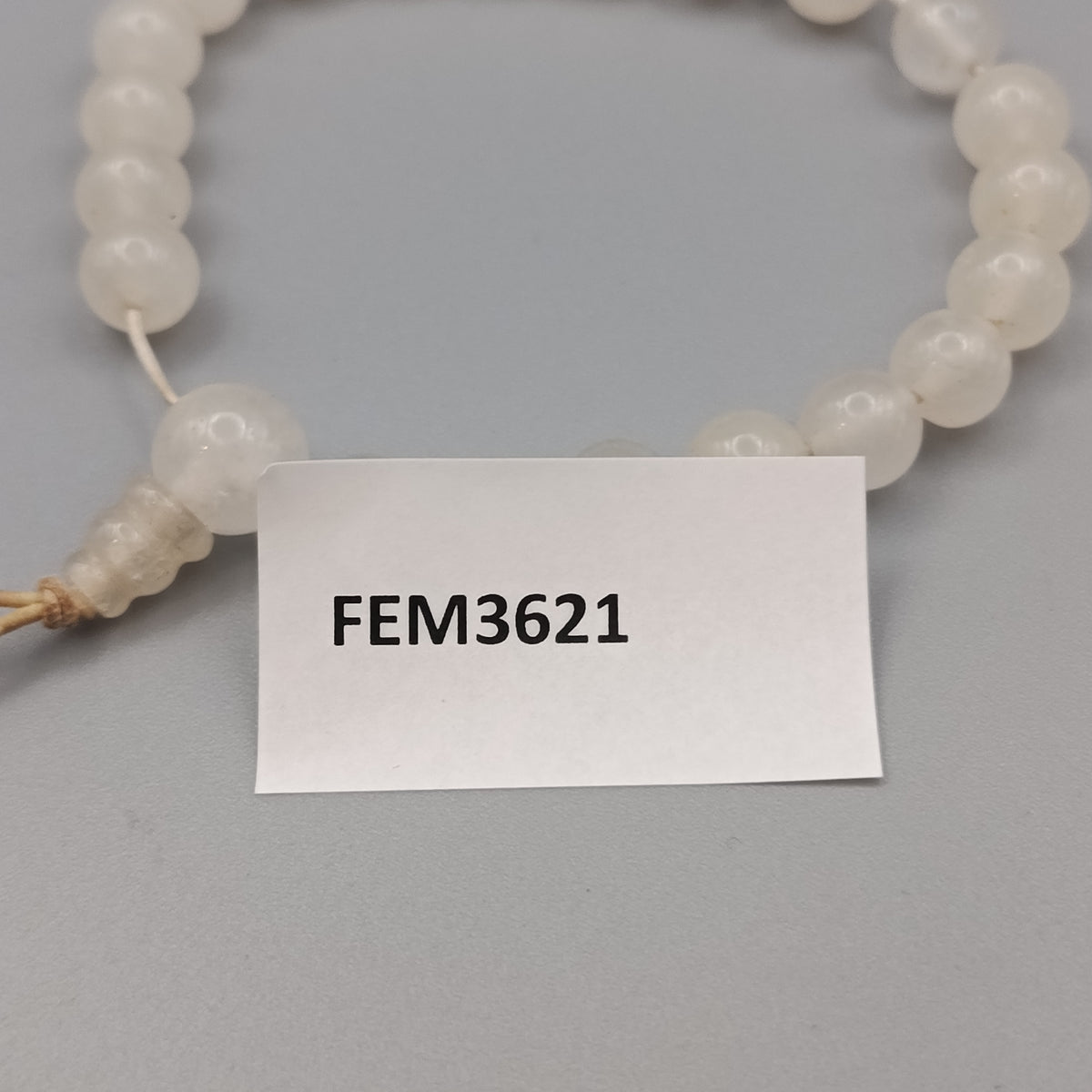 Perlenarmband aus hellem Stein – Klassischer Schmuck