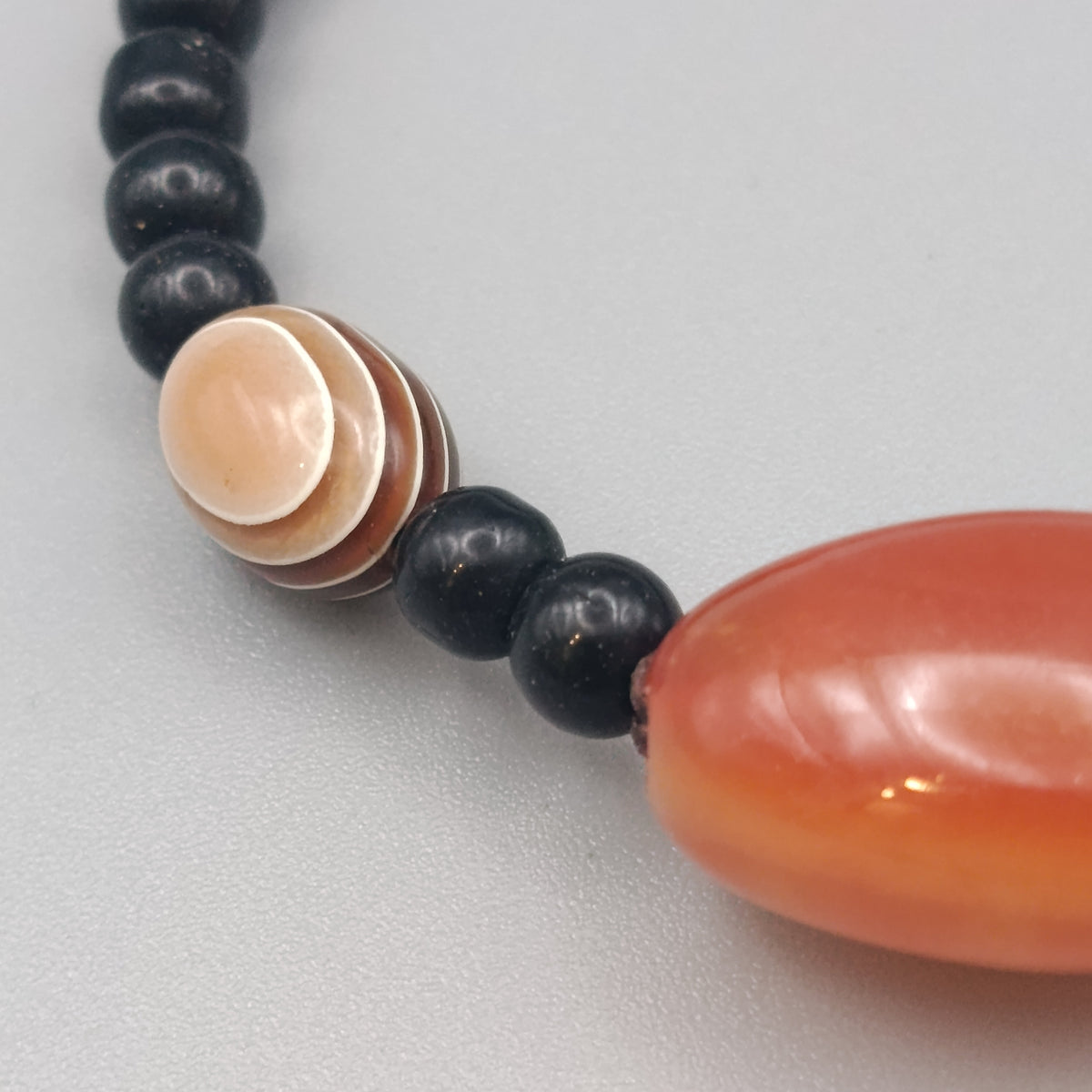 Elegantes Perlenarmband – Naturstein in warmen Erdtönen