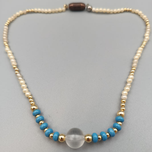 Elegante Perlenkette – Bunte Akzente mit Zentralem Stein