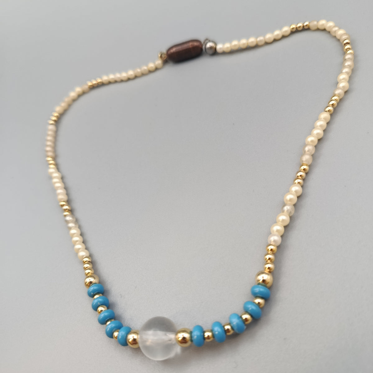 Elegante Perlenkette – Bunte Akzente mit Zentralem Stein