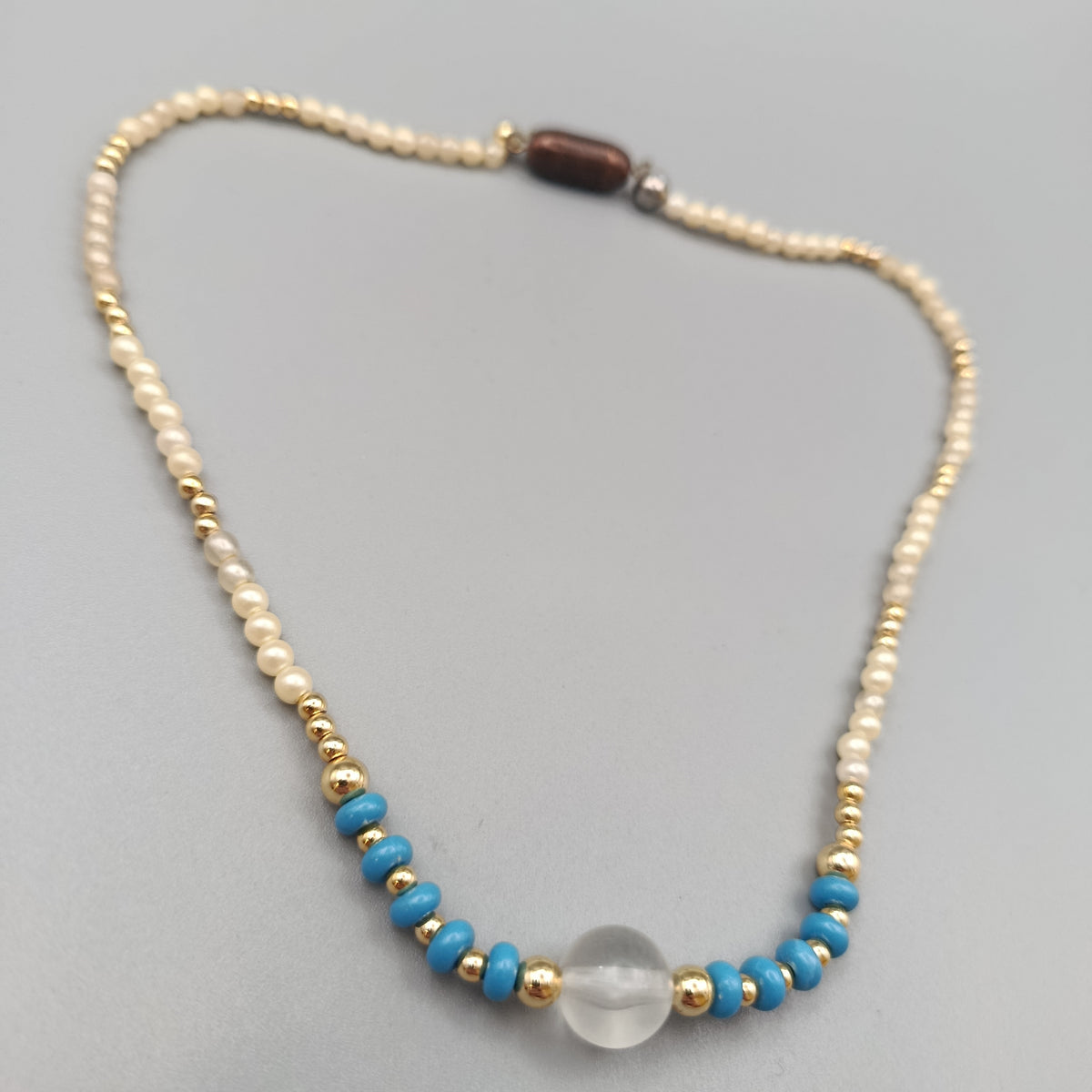 Elegante Perlenkette – Bunte Akzente mit Zentralem Stein