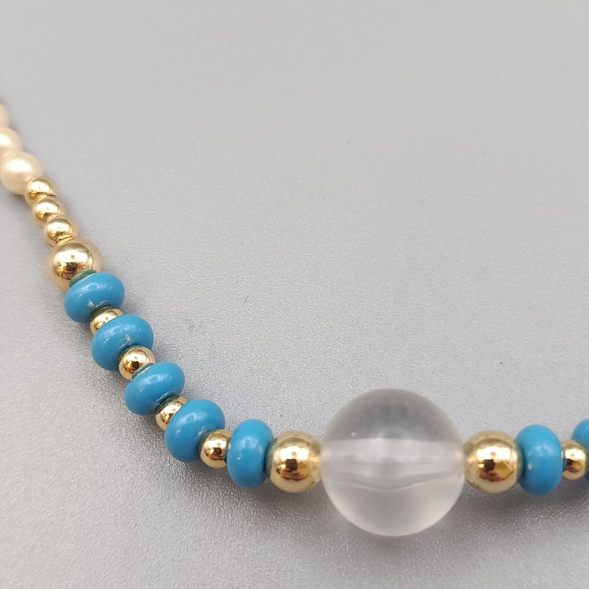 Elegante Perlenkette – Bunte Akzente mit Zentralem Stein