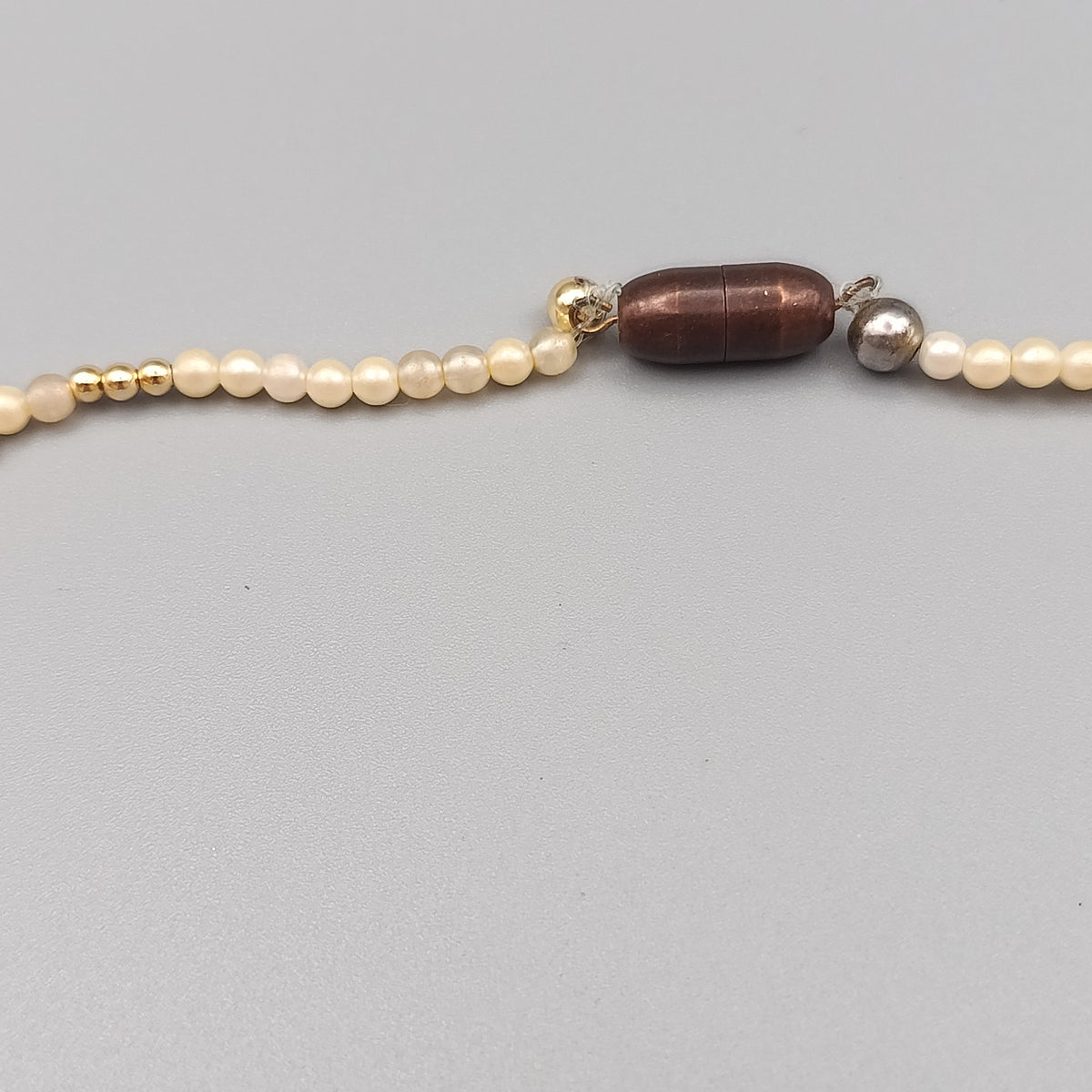 Elegante Perlenkette – Bunte Akzente mit Zentralem Stein