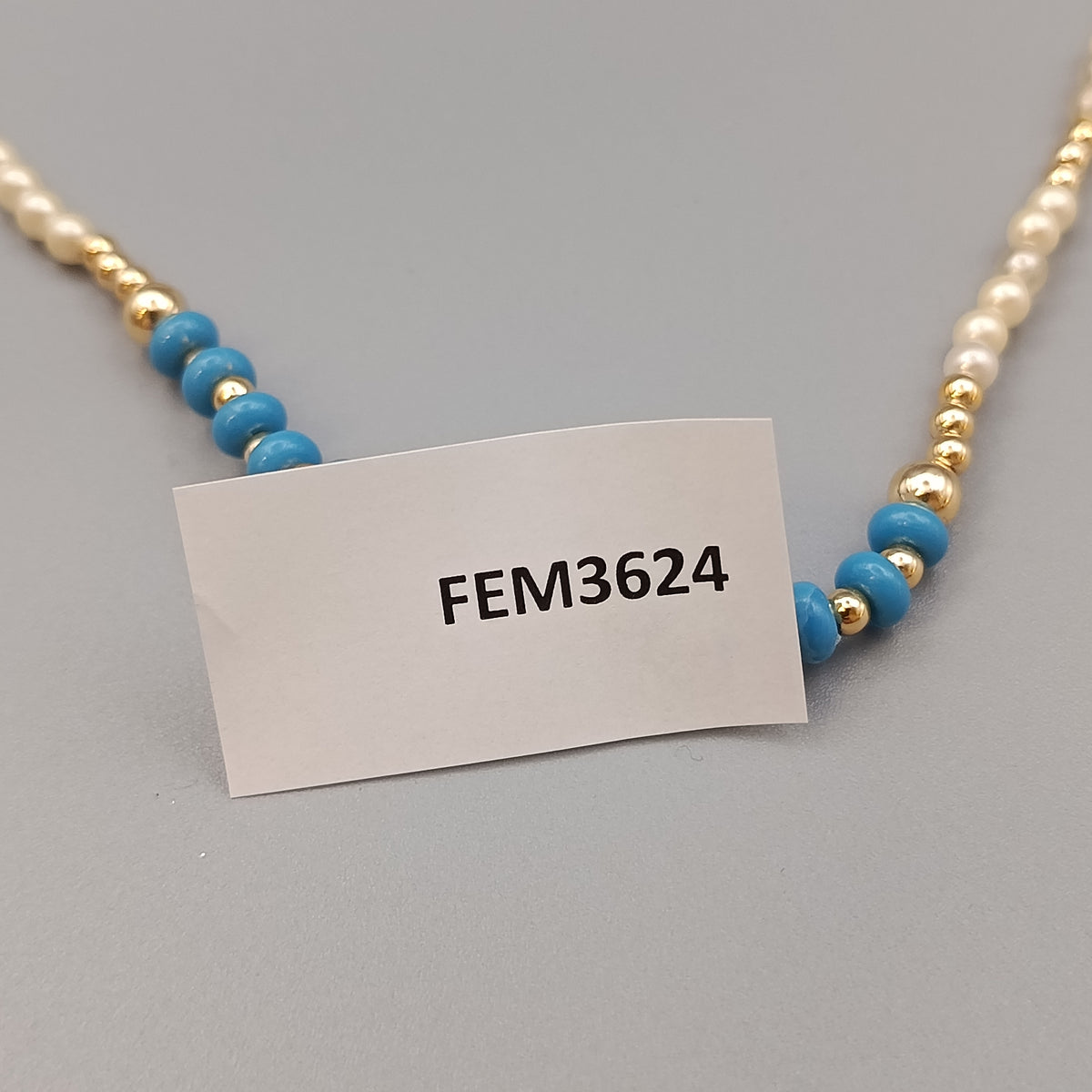 Elegante Perlenkette – Bunte Akzente mit Zentralem Stein