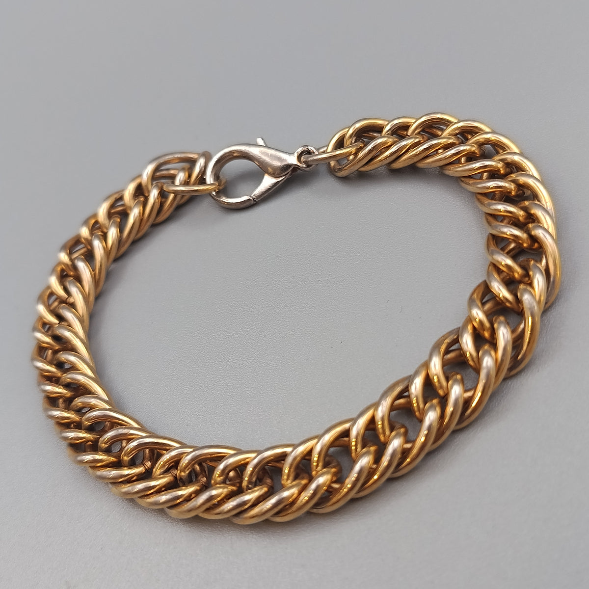 Elegantes Panzerarmband in Goldoptik – Massives Design