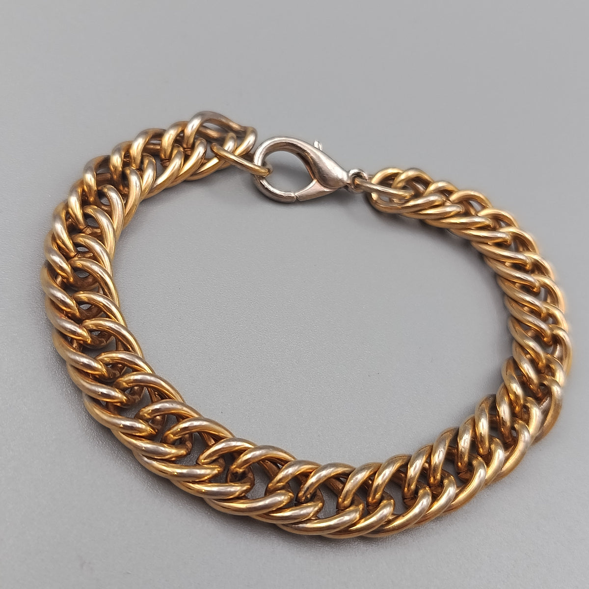 Elegantes Panzerarmband in Goldoptik – Massives Design