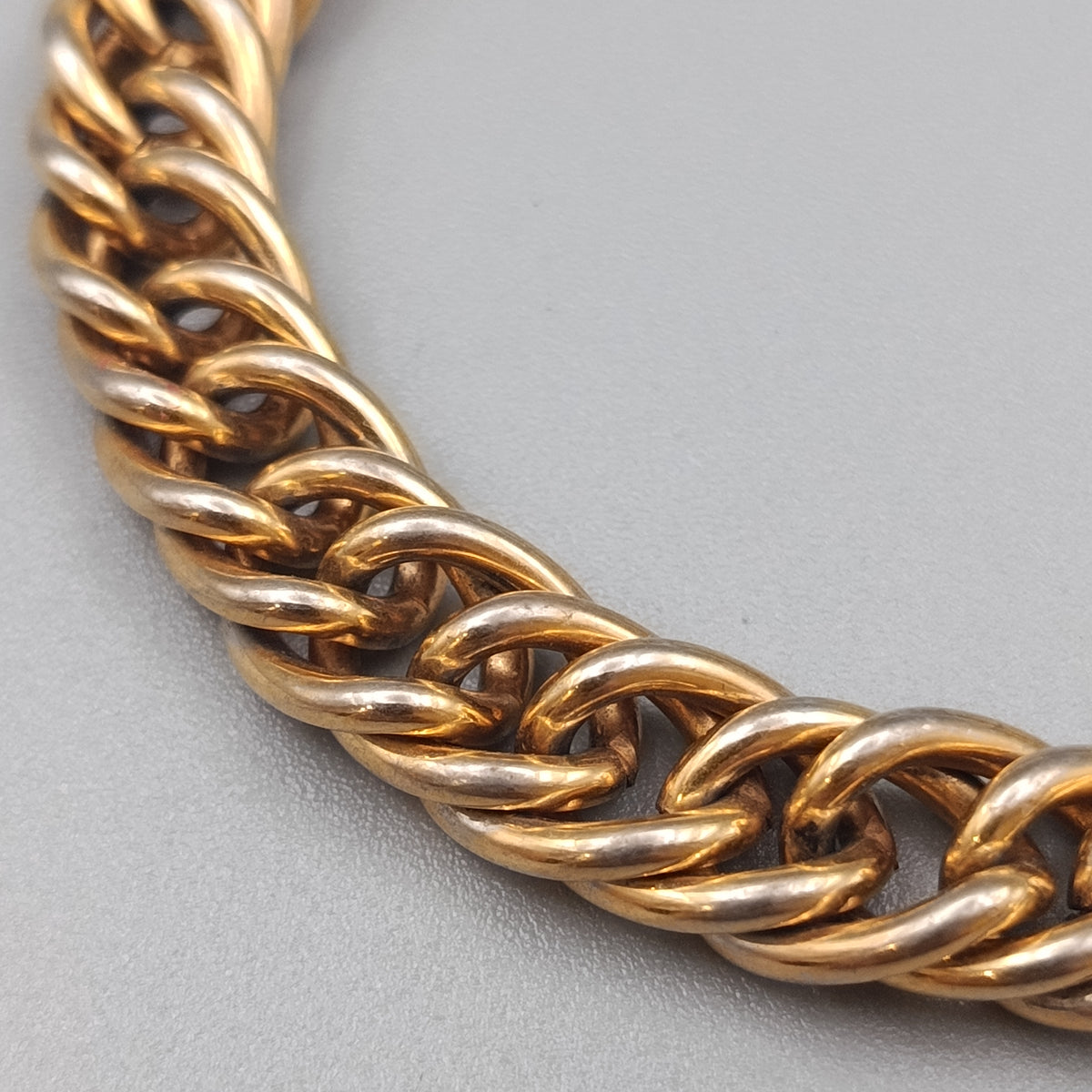 Elegantes Panzerarmband in Goldoptik – Massives Design