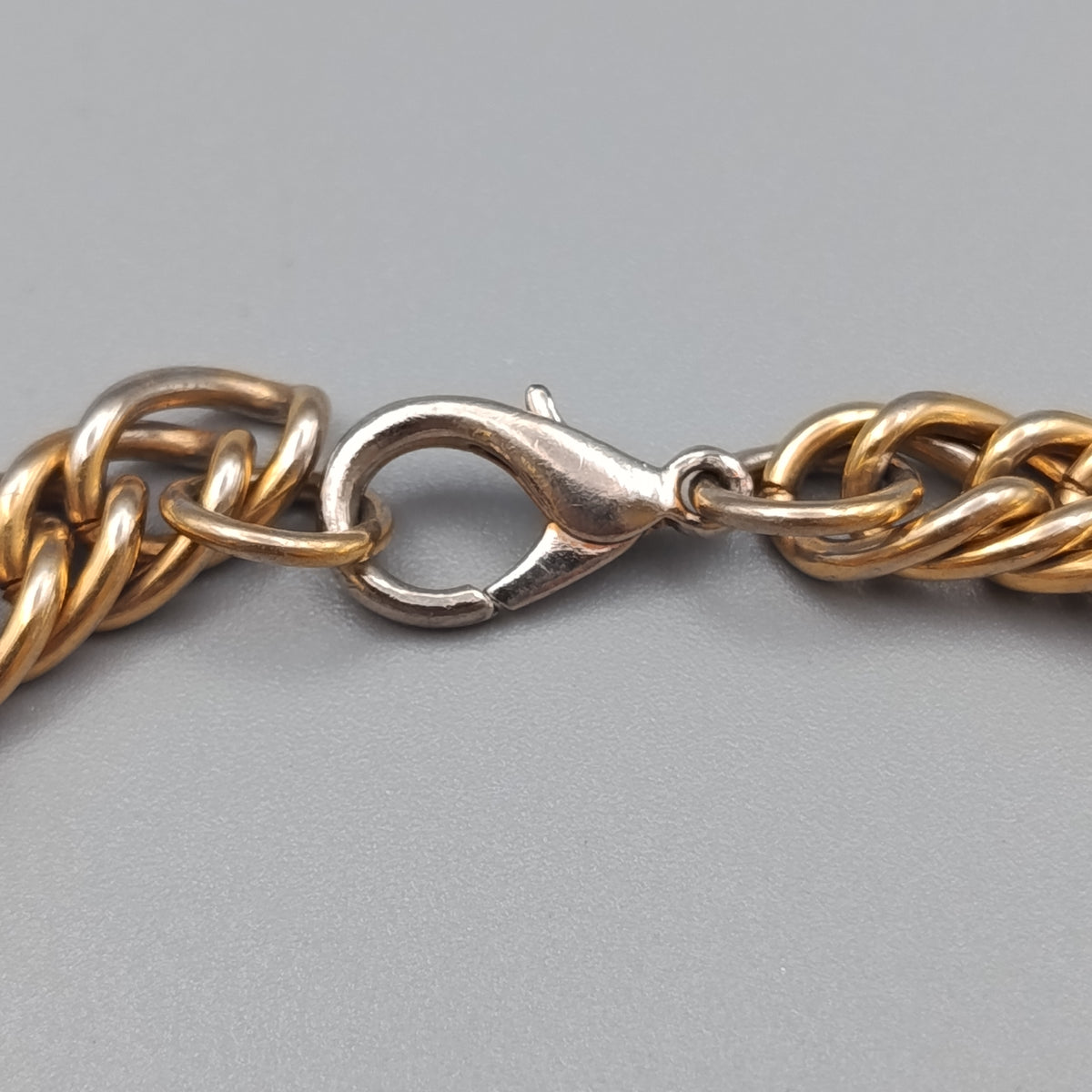 Elegantes Panzerarmband in Goldoptik – Massives Design