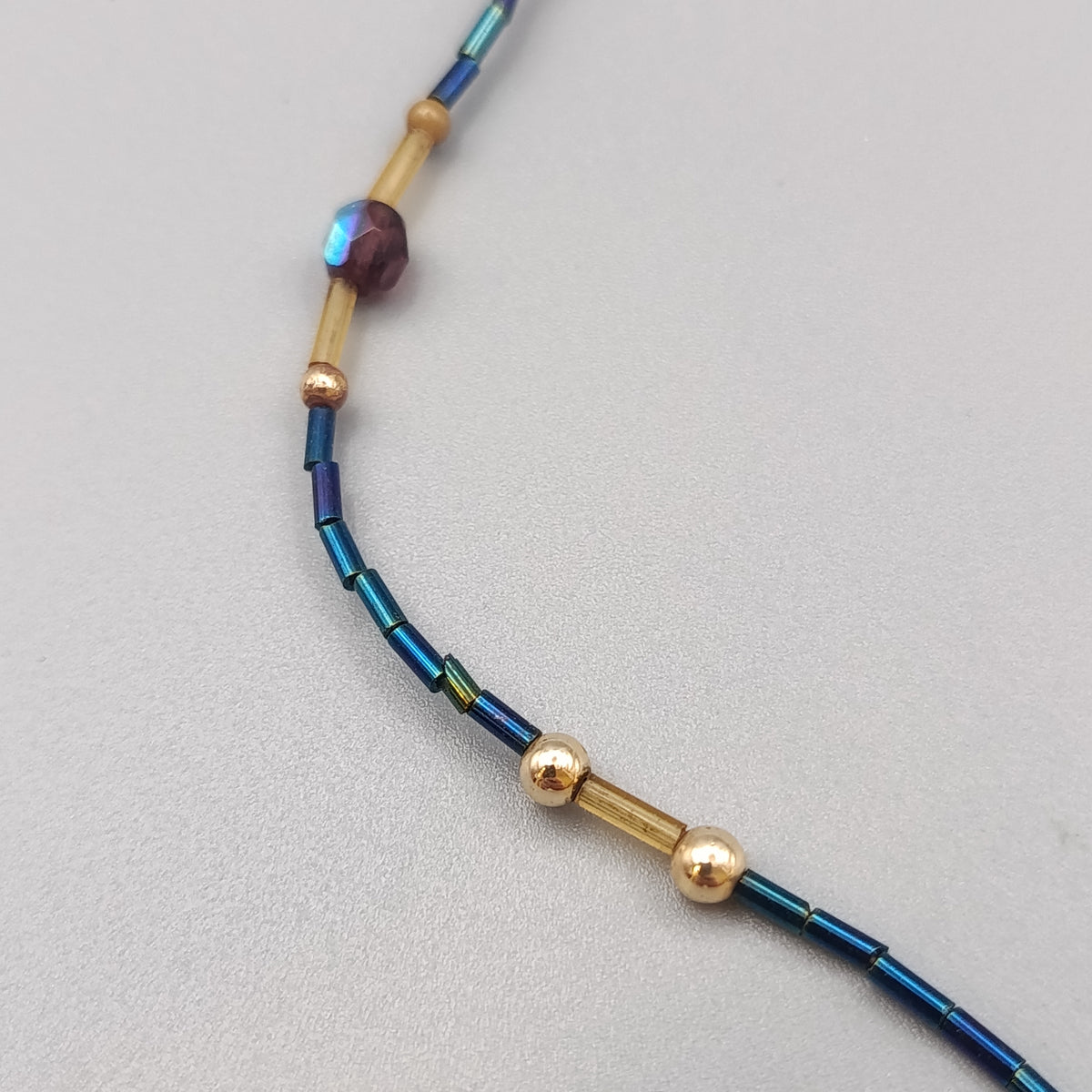 Elegante Glasperlen Kette – Design in Blau und Gold