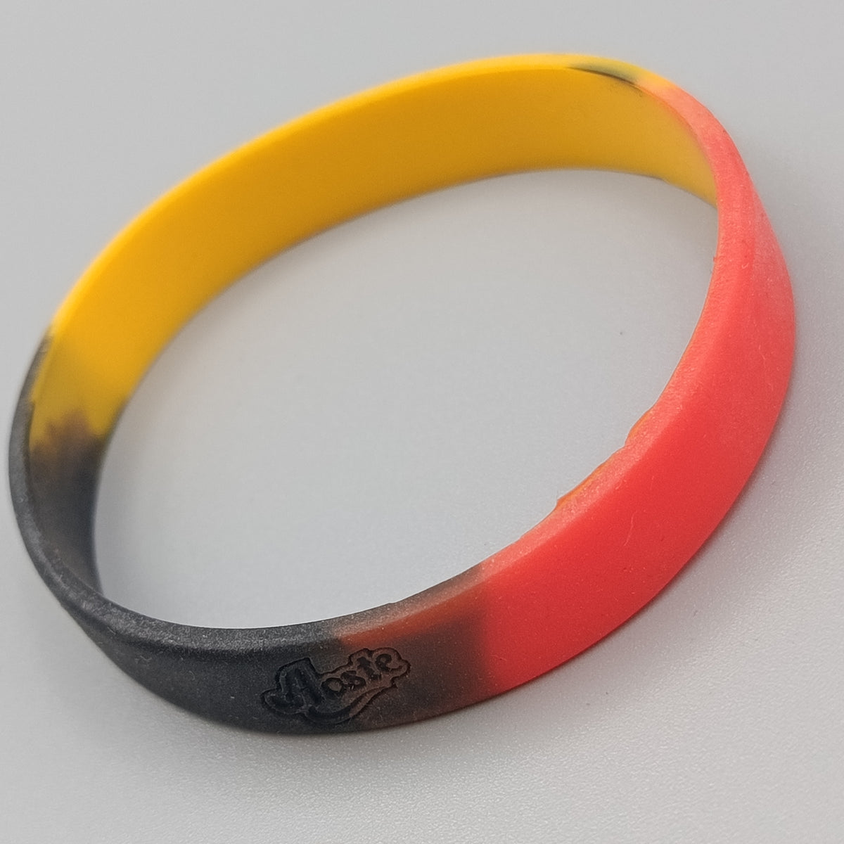 Elastisches Silikon Armband – Schwarz Rot Gelb