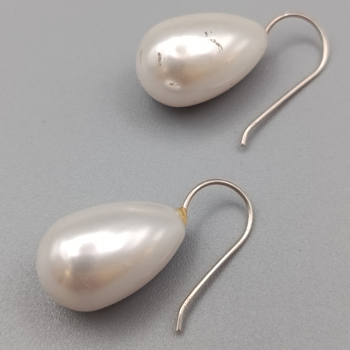 Elegante Perlen Ohrhänger – Tropfenform in Cremeweiß