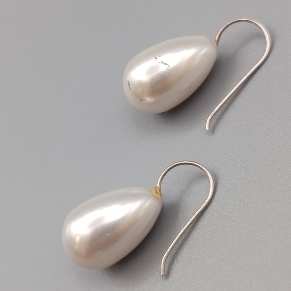 Elegante Perlen Ohrhänger – Tropfenform in Cremeweiß