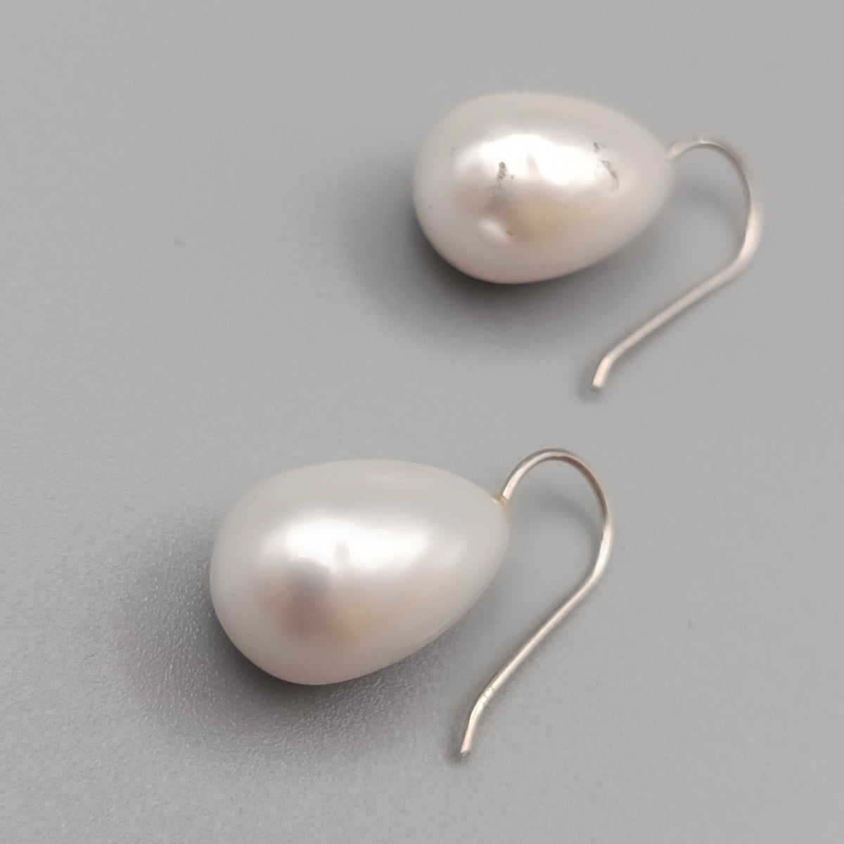 Elegante Perlen Ohrhänger – Tropfenform in Cremeweiß