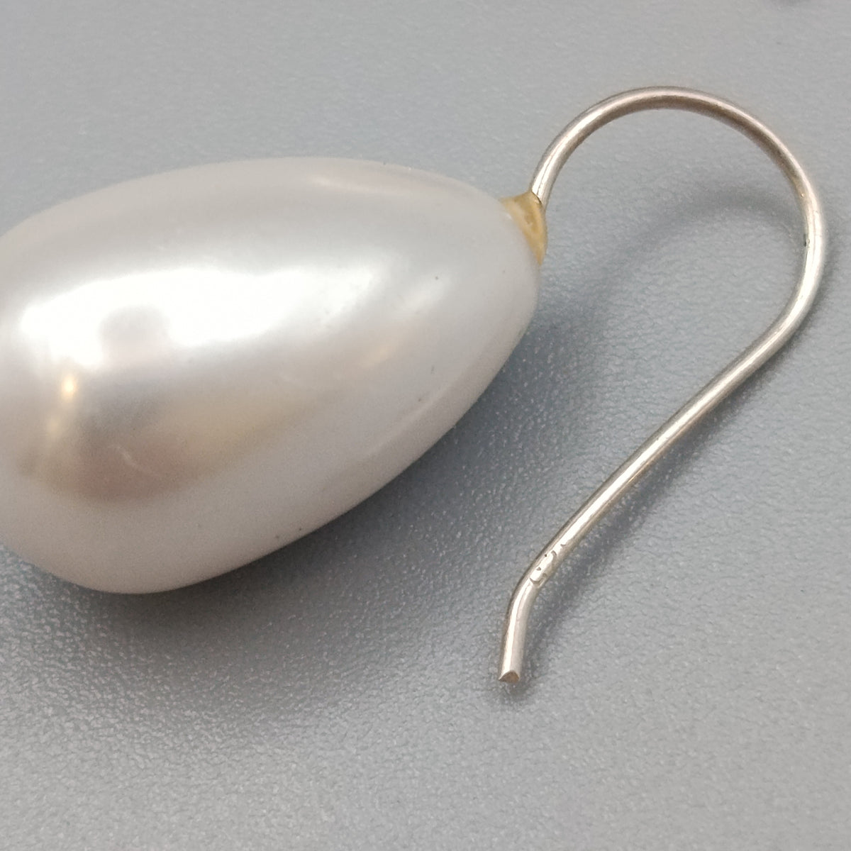 Elegante Perlen Ohrhänger – Tropfenform in Cremeweiß