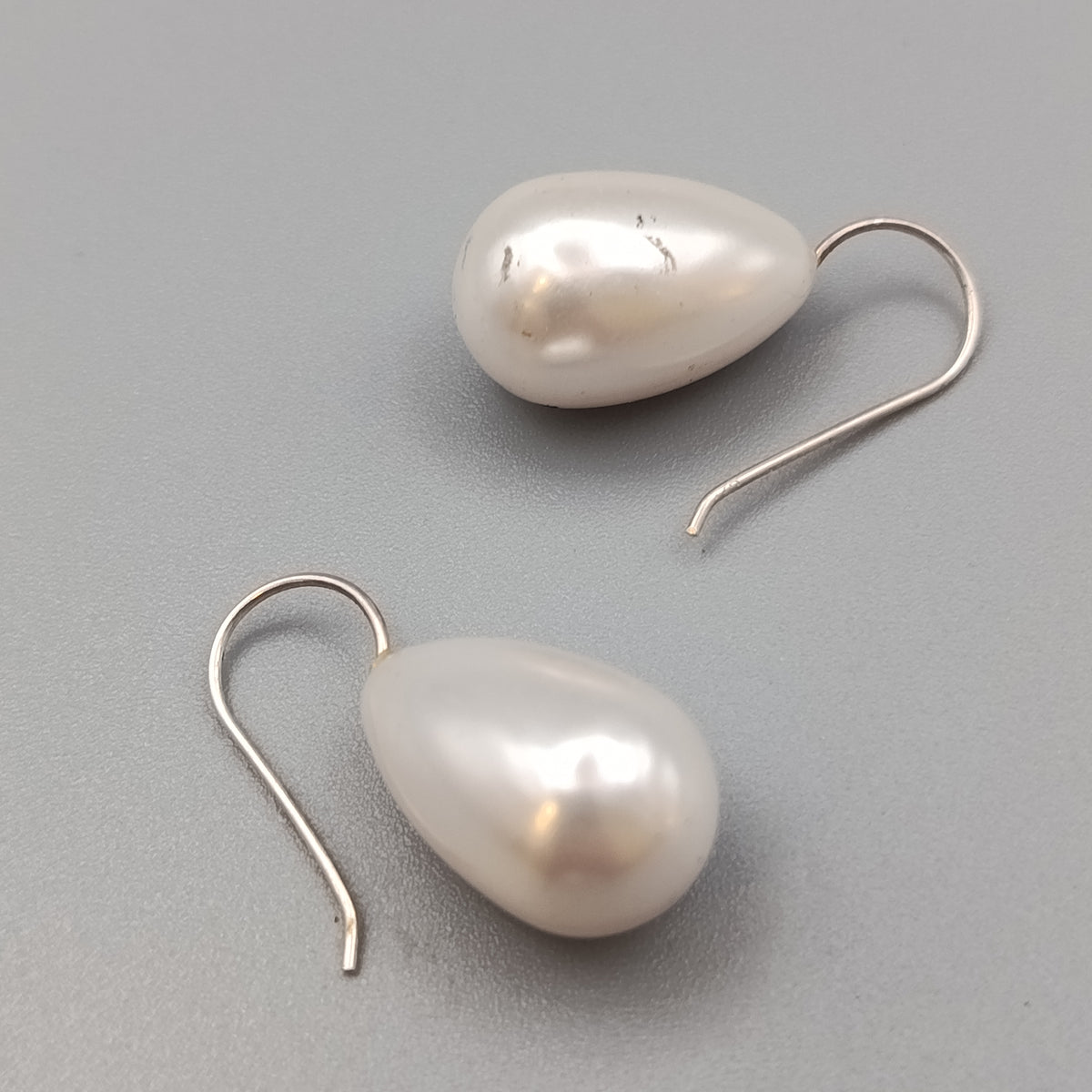 Elegante Perlen Ohrhänger – Tropfenform in Cremeweiß