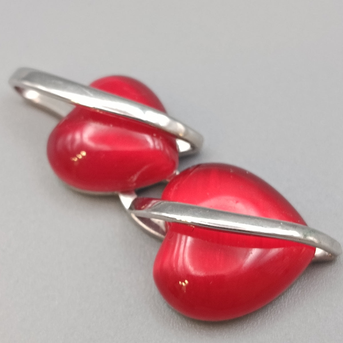Eleganter Doppelherz Anhänger – Schmuck in Rot und Silber