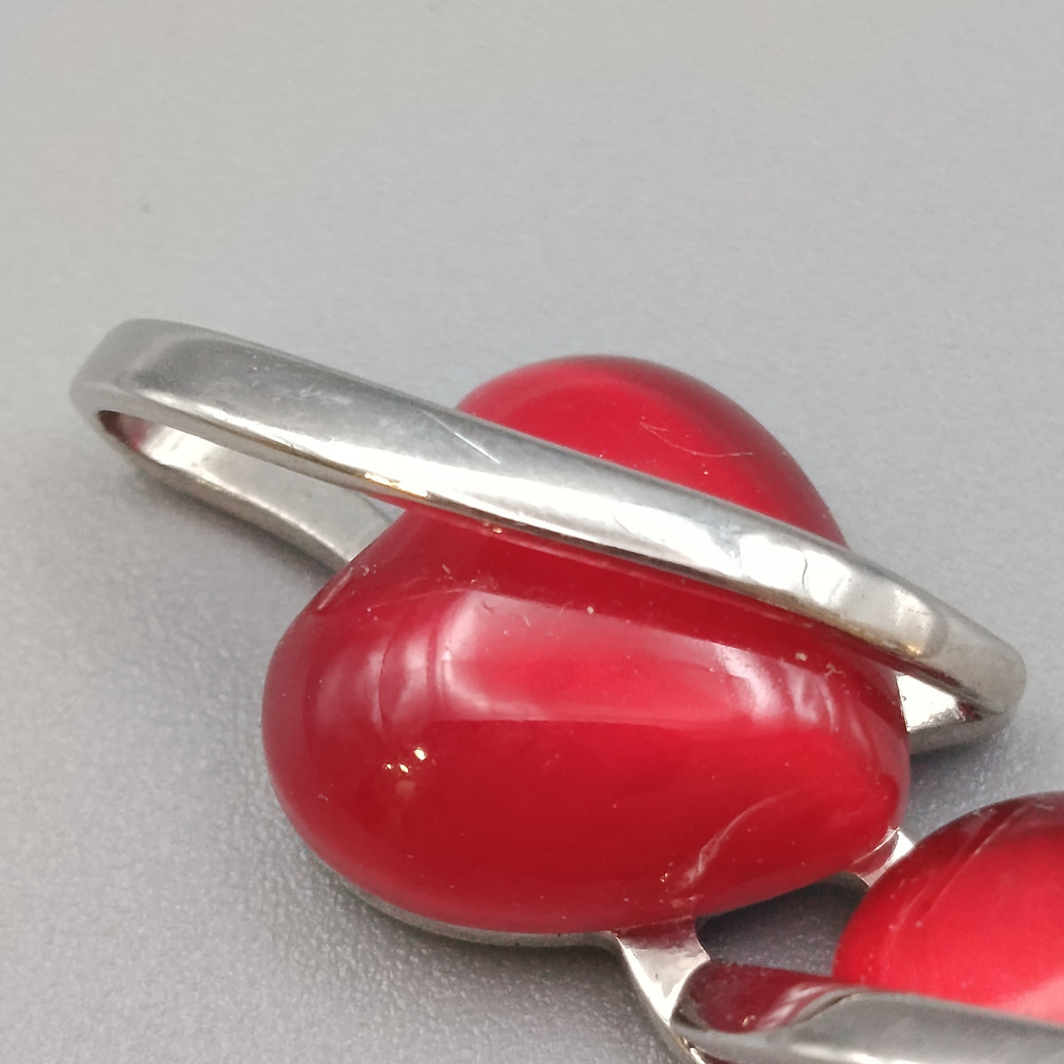 Eleganter Doppelherz Anhänger – Schmuck in Rot und Silber