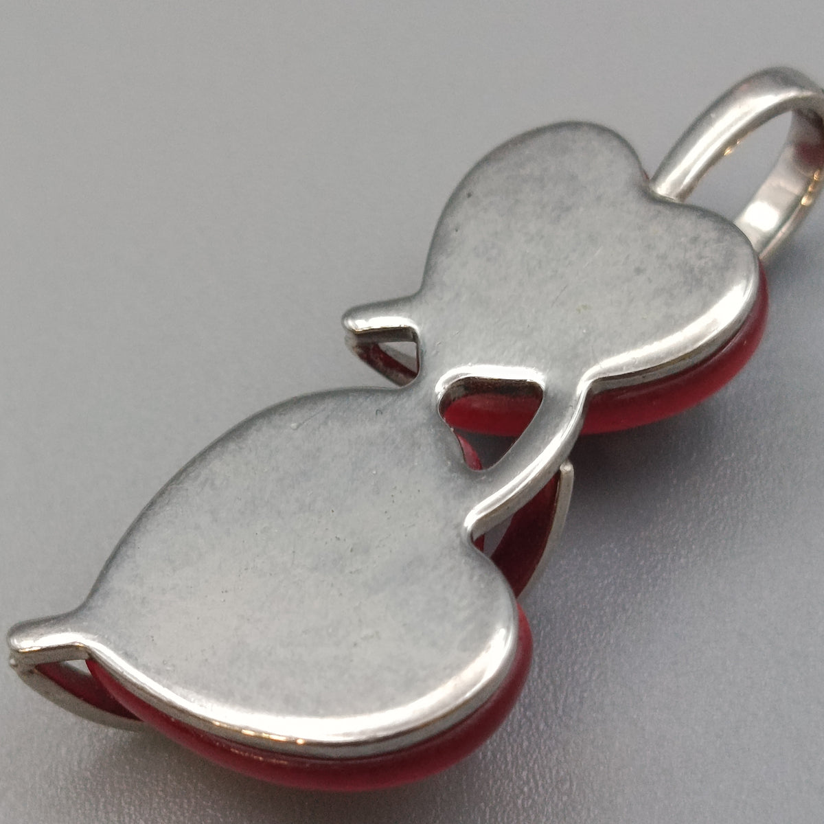 Eleganter Doppelherz Anhänger – Schmuck in Rot und Silber