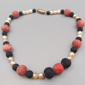 Elegante Perlenkette – Lava- und Korallenperlen