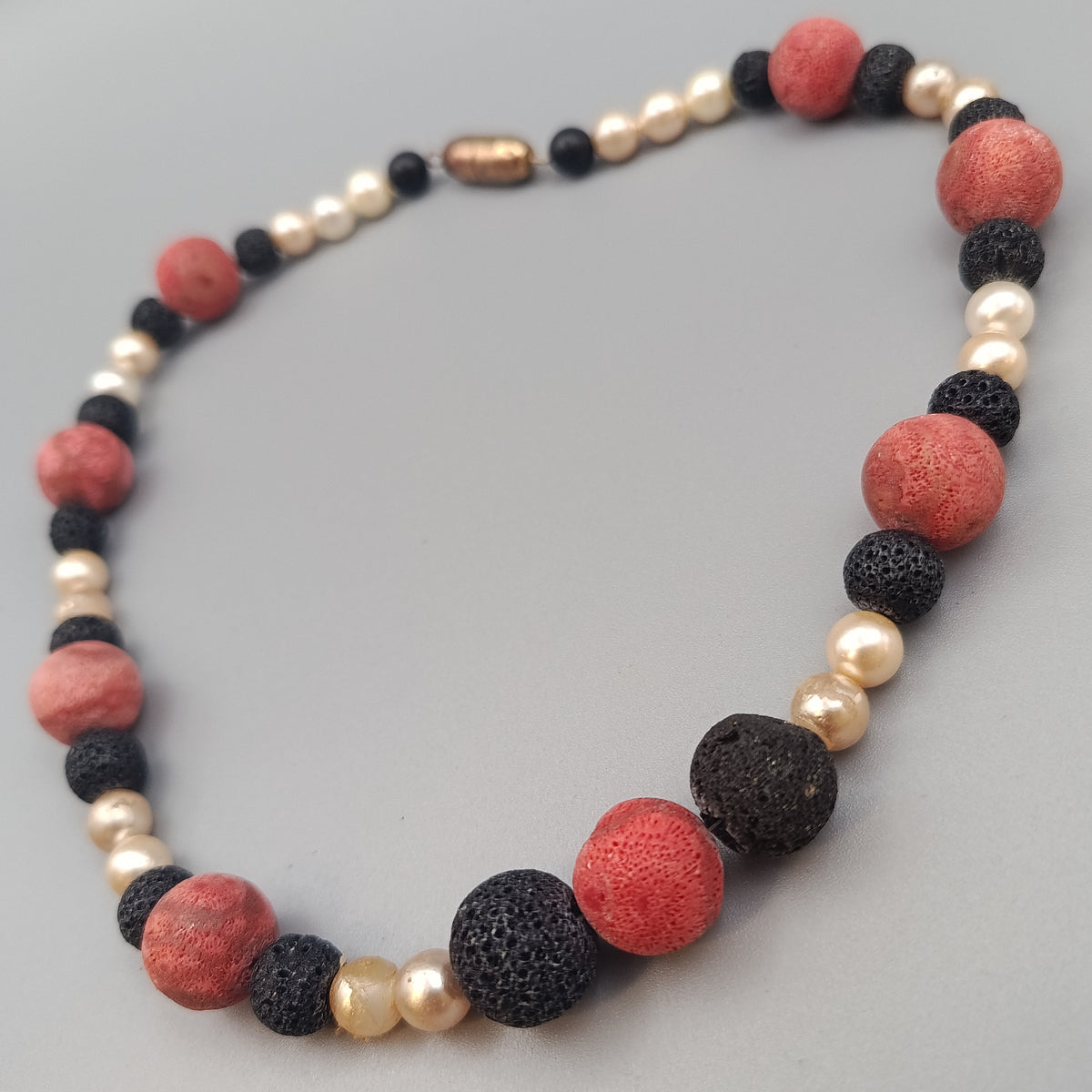 Elegante Perlenkette – Lava- und Korallenperlen