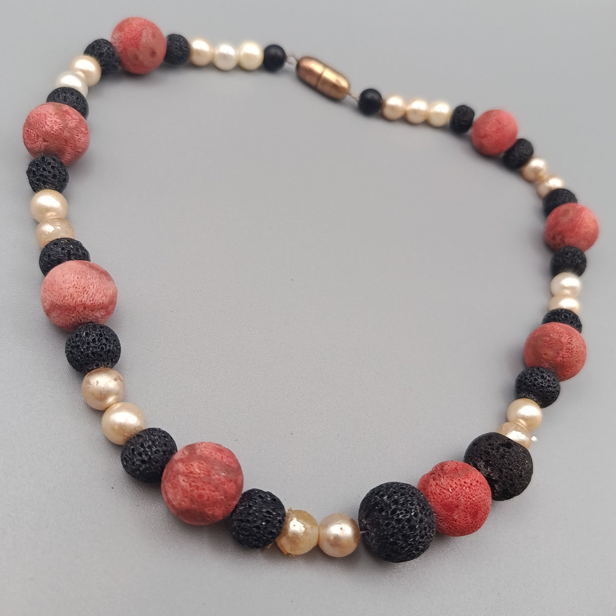 Elegante Perlenkette – Lava- und Korallenperlen