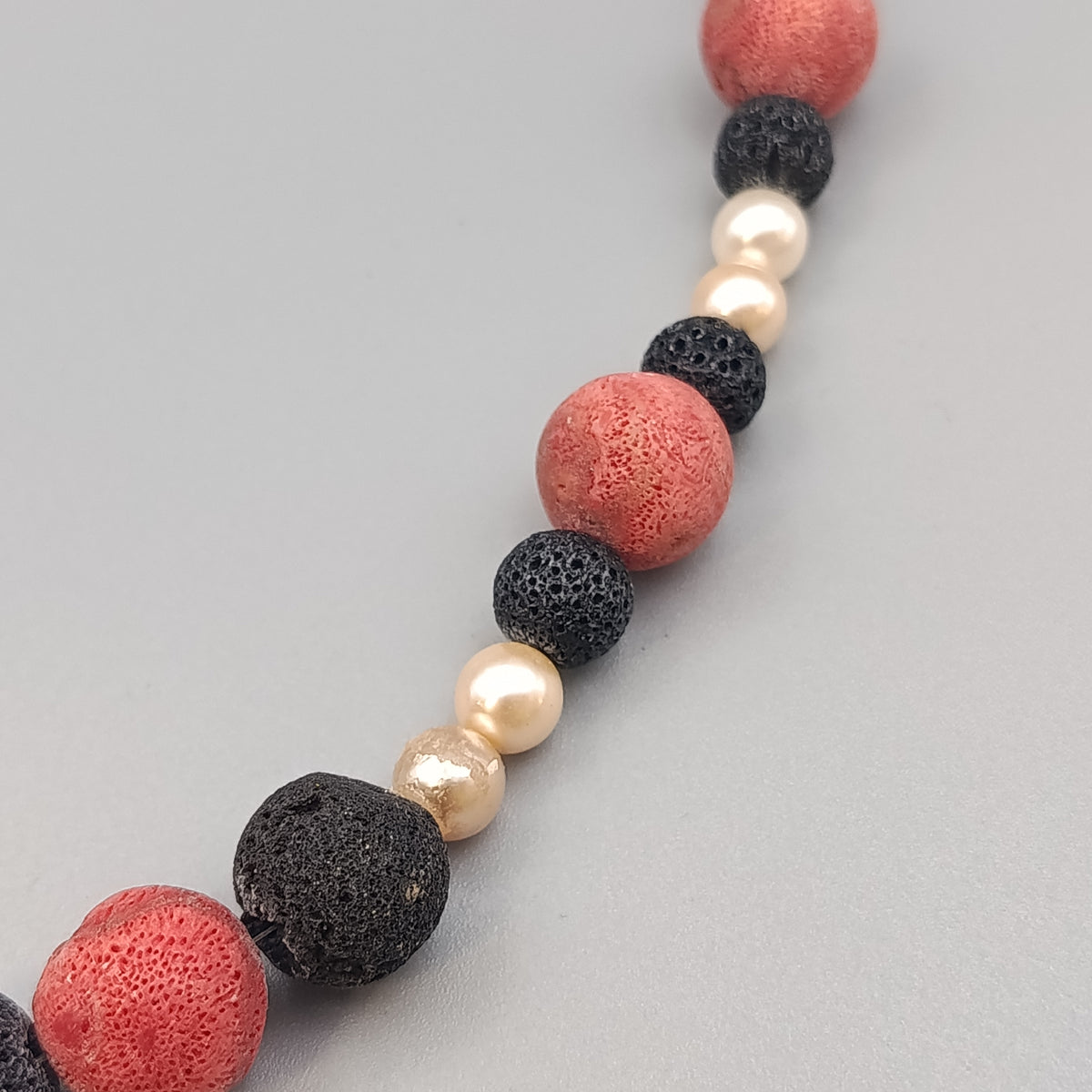 Elegante Perlenkette – Lava- und Korallenperlen