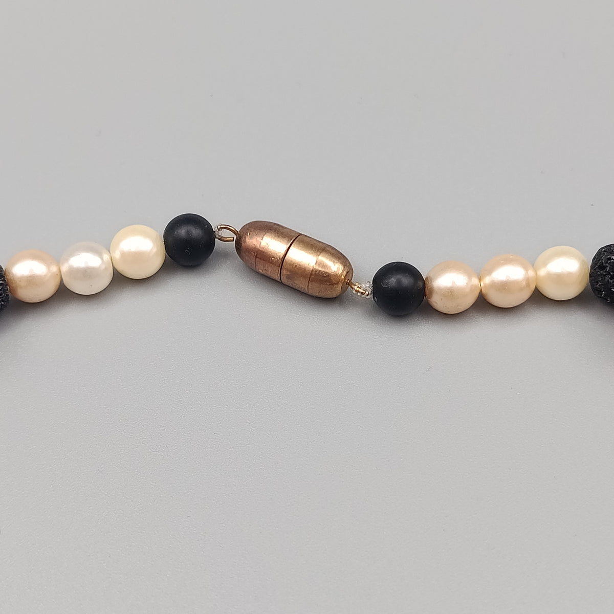 Elegante Perlenkette – Lava- und Korallenperlen