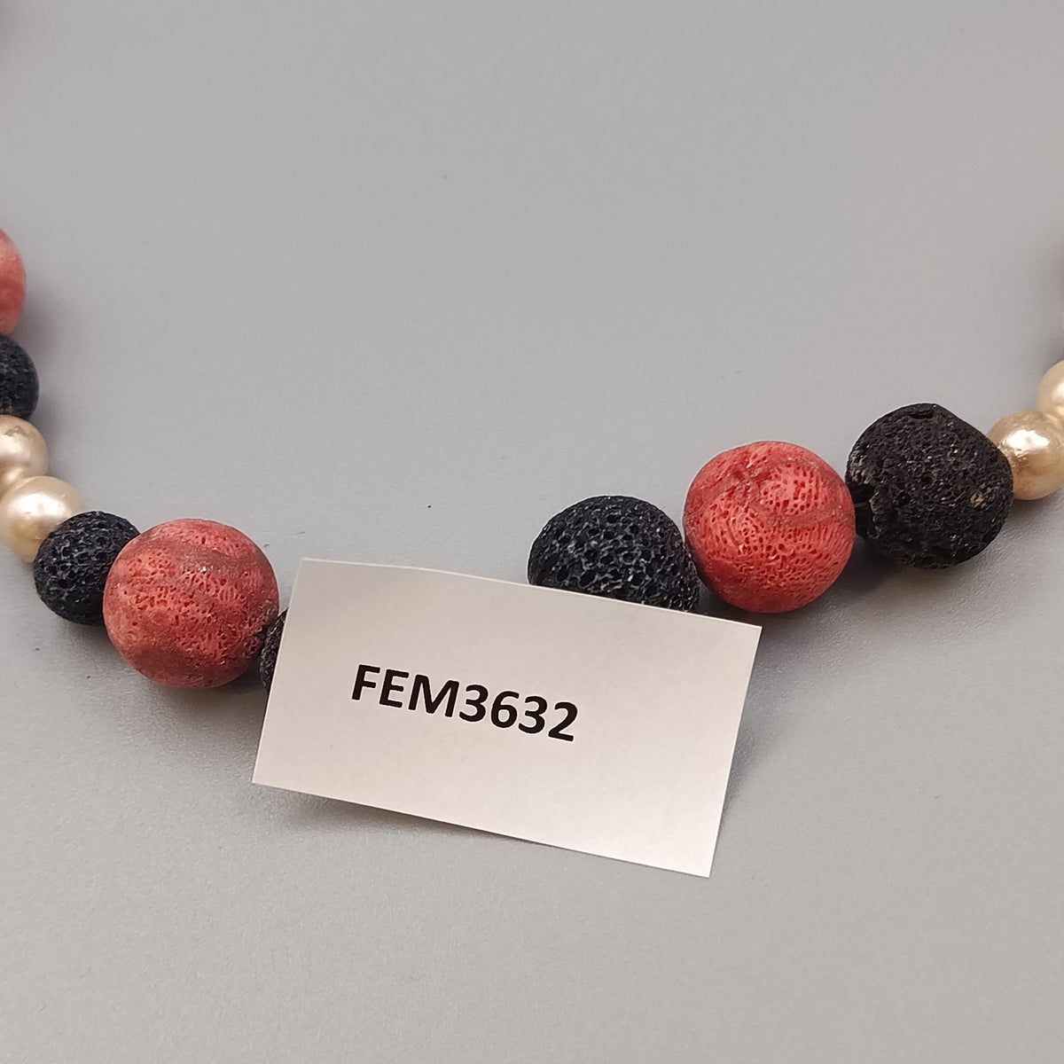 Elegante Perlenkette – Lava- und Korallenperlen
