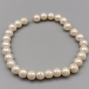 Perlenarmband – Dehnbarer Perlenschmuck in Cremeweiß