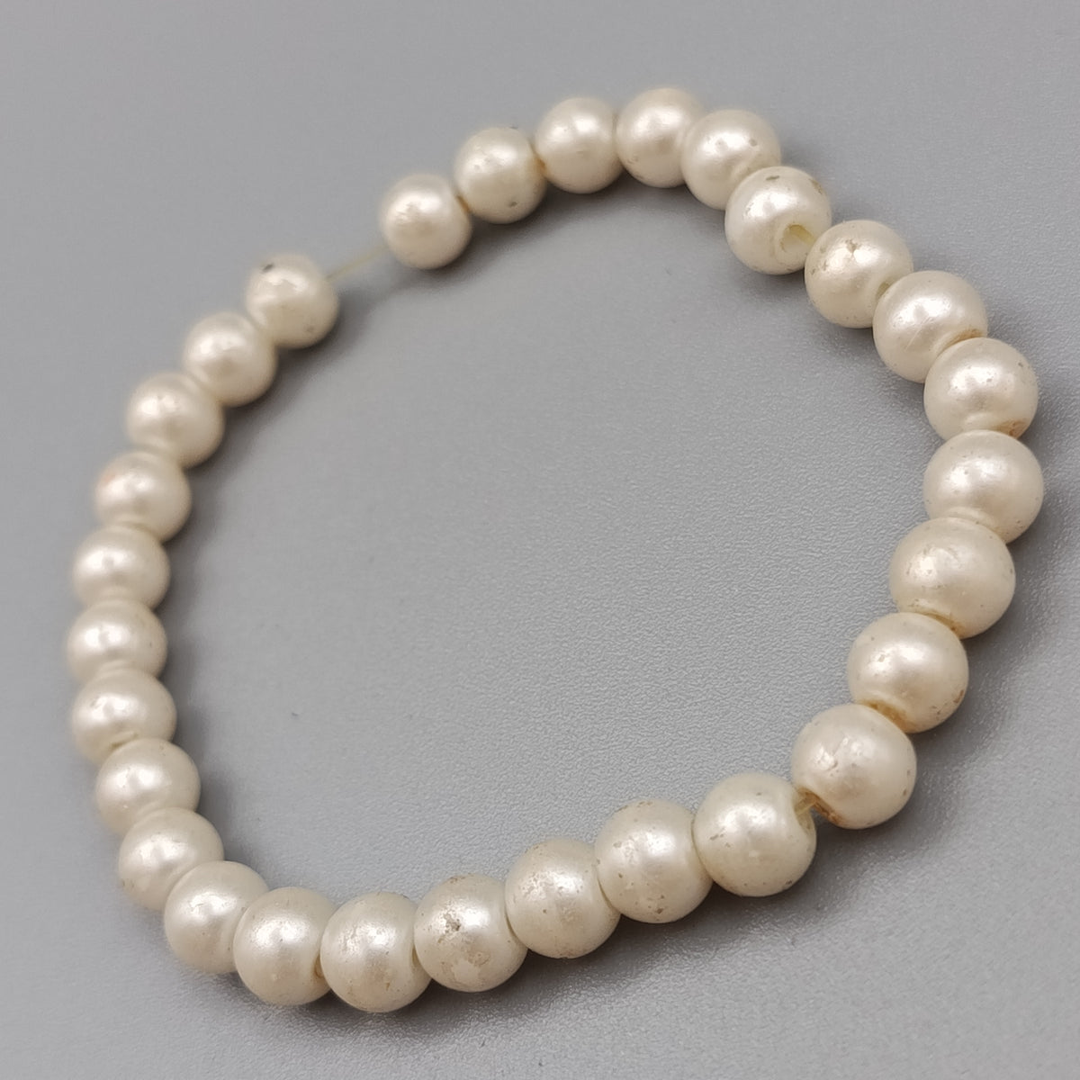 Perlenarmband – Dehnbarer Perlenschmuck in Cremeweiß