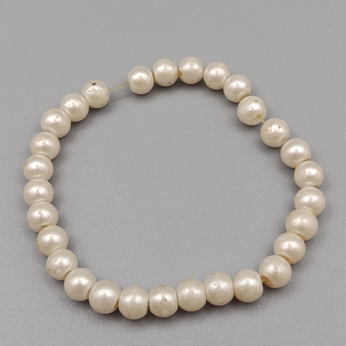 Perlenarmband – Dehnbarer Perlenschmuck in Cremeweiß