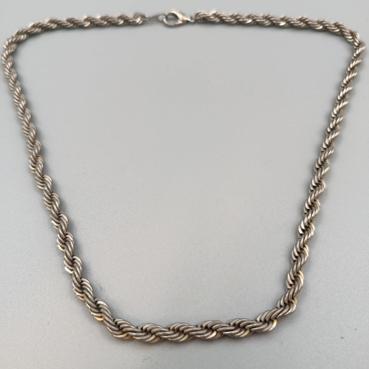 Elegante Kordelkette – Silberfarbene Kette in massiver Optik