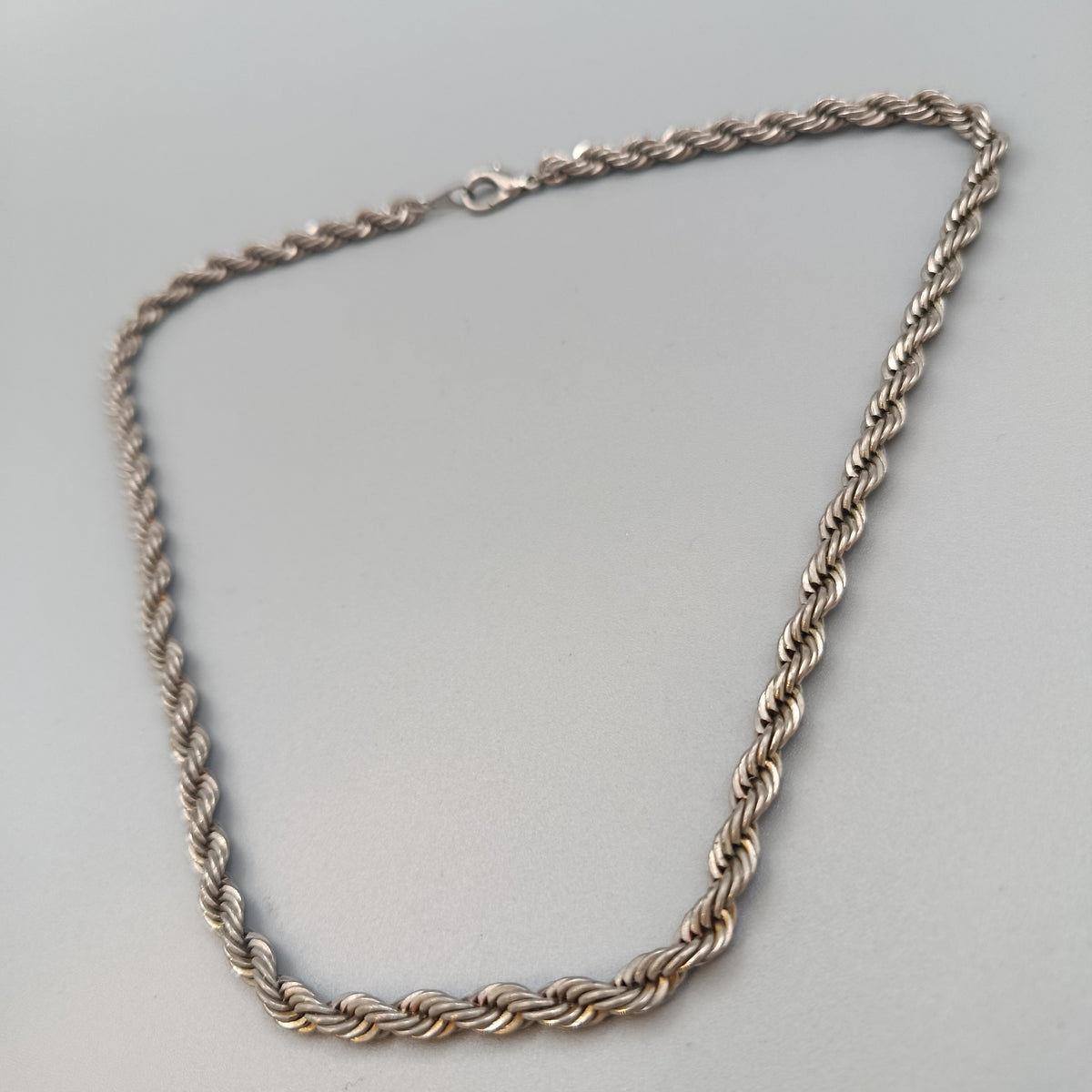 Elegante Kordelkette – Silberfarbene Kette in massiver Optik