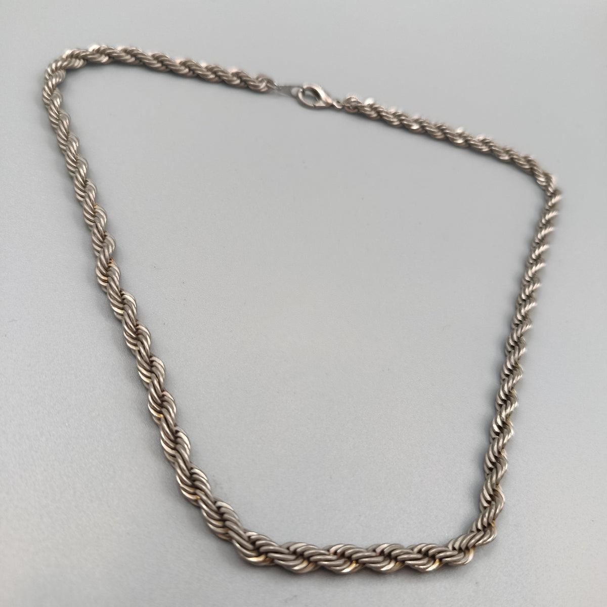 Elegante Kordelkette – Silberfarbene Kette in massiver Optik