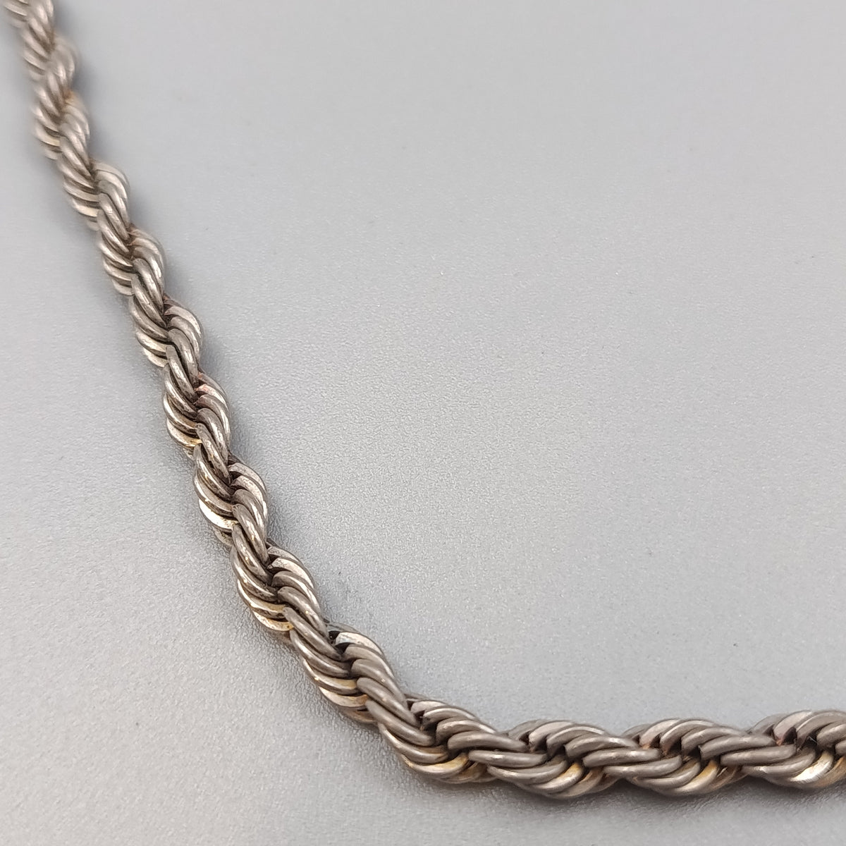 Elegante Kordelkette – Silberfarbene Kette in massiver Optik