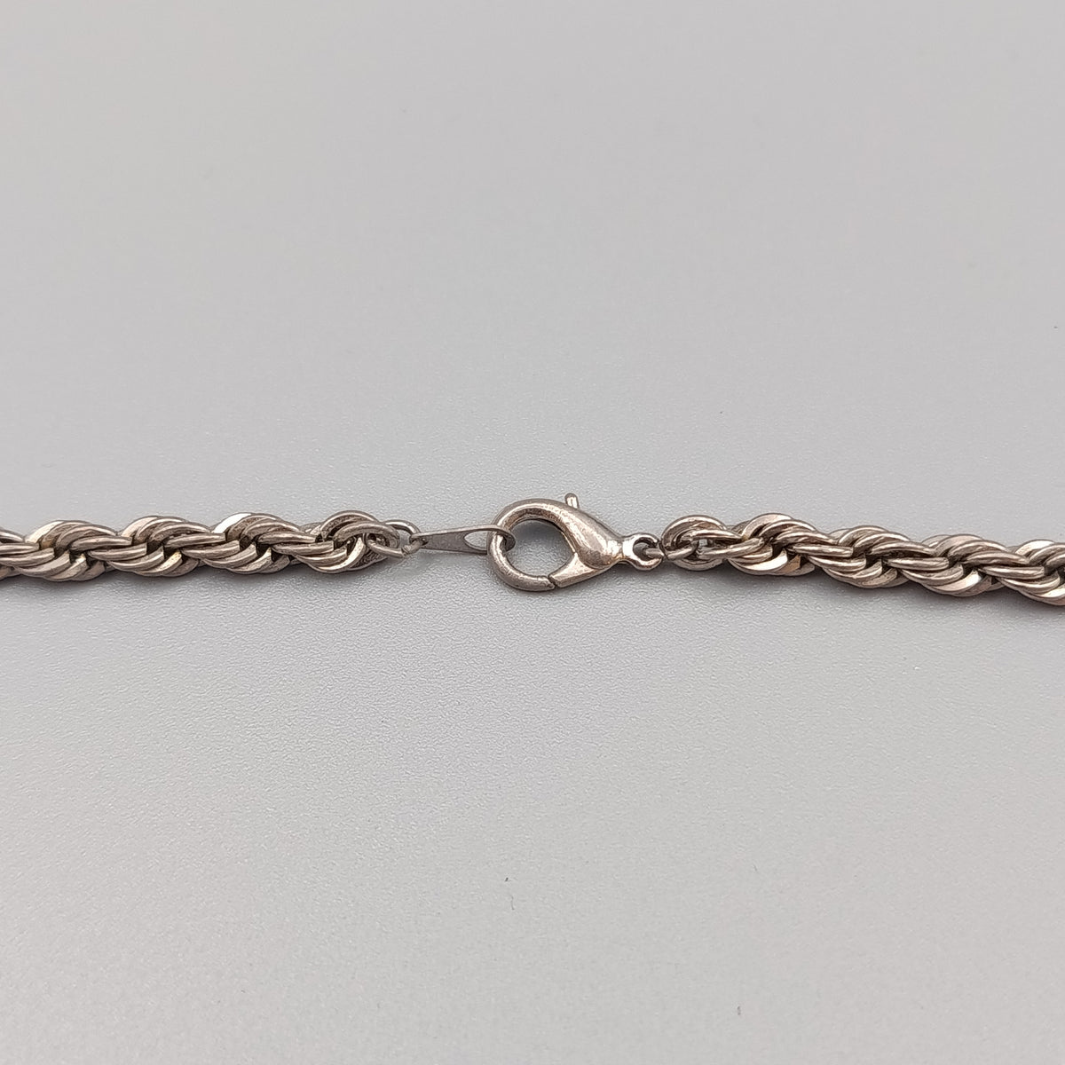 Elegante Kordelkette – Silberfarbene Kette in massiver Optik