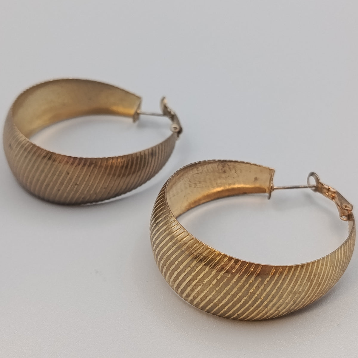 Elegante goldfarbene Creolen – gerippte Statement Ohrringe