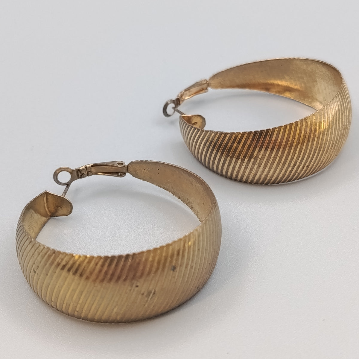 Elegante goldfarbene Creolen – gerippte Statement Ohrringe