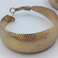 Elegante goldfarbene Creolen – gerippte Statement Ohrringe