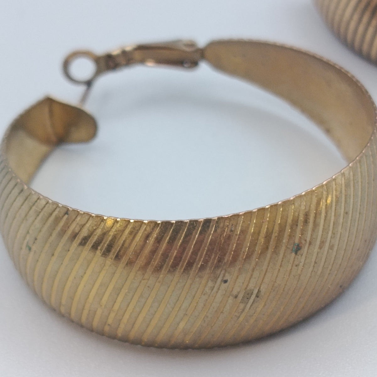 Elegante goldfarbene Creolen – gerippte Statement Ohrringe