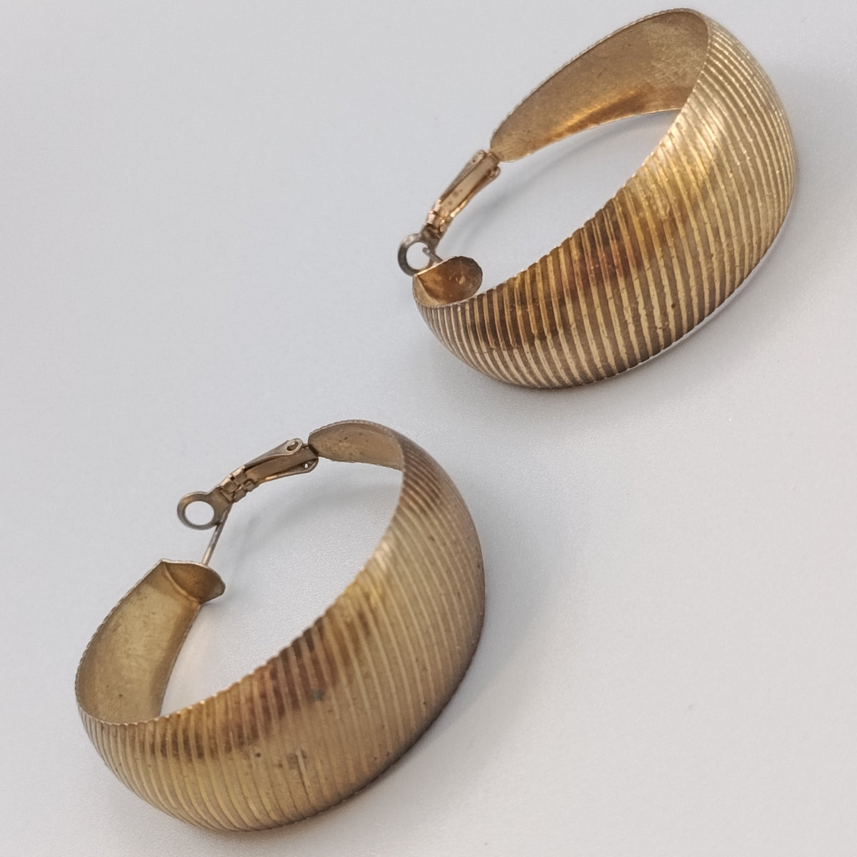Elegante goldfarbene Creolen – gerippte Statement Ohrringe