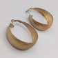 Elegante goldfarbene Creolen – gerippte Statement Ohrringe