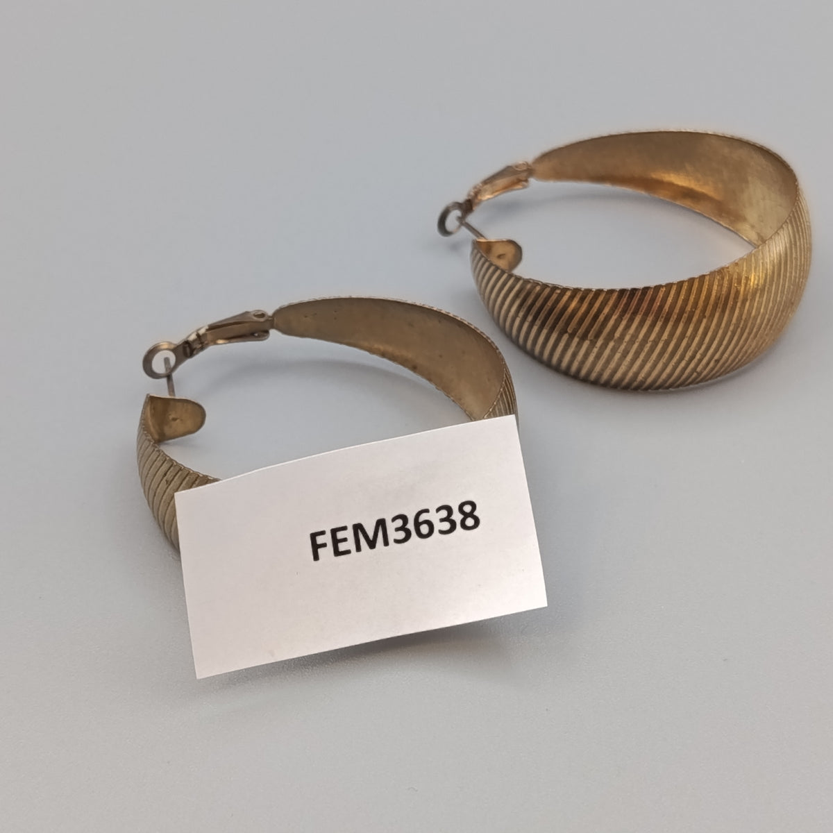 Elegante goldfarbene Creolen – gerippte Statement Ohrringe