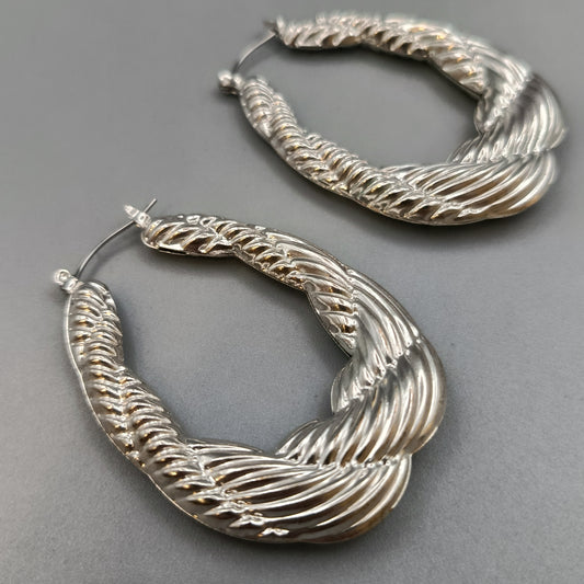 Elegante silberfarbene Creolen – Statement Ohrringe