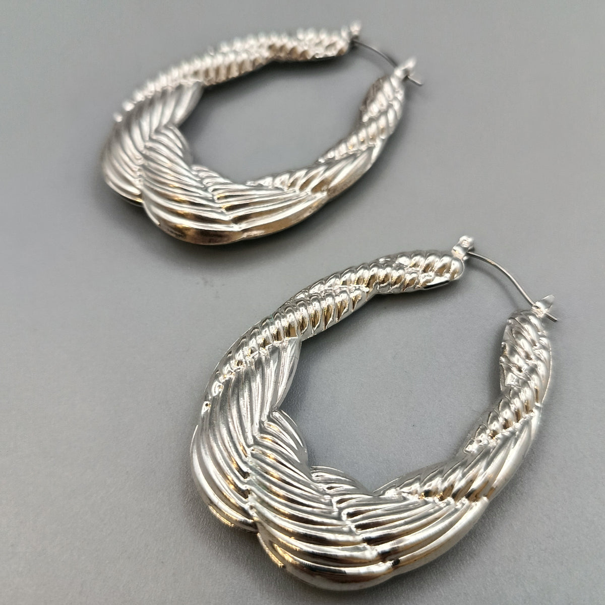 Elegante silberfarbene Creolen – Statement Ohrringe